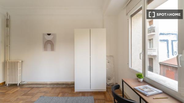 Zimmer zu vermieten in 11-Zimmer-Wohnung in Argüelles, Lissabon