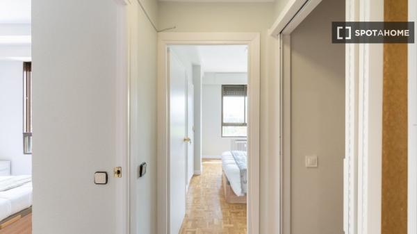 Se alquila habitación en apartamento de 5 dormitorios en Lisboa