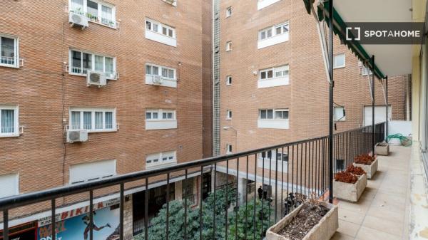 Se alquila habitación en piso de 11 habitaciones en Argüelles, Lisboa