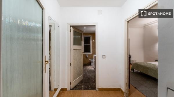 Zimmer zu vermieten in 11-Zimmer-Wohnung in Argüelles, Lissabon