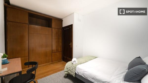 Zimmer zu vermieten in 11-Zimmer-Wohnung in Argüelles, Lissabon