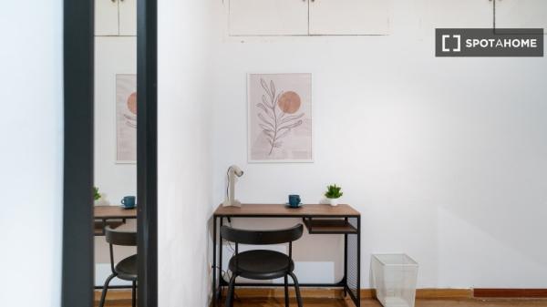 Chambre à louer dans un appartement de 11 chambres à Argüelles, Lisbonne