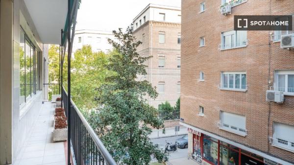 Se alquila habitación en piso de 11 habitaciones en Argüelles, Lisboa