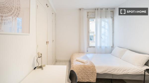 Quarto para alugar em apartamento de 11 quartos em Argüelles, Lisboa