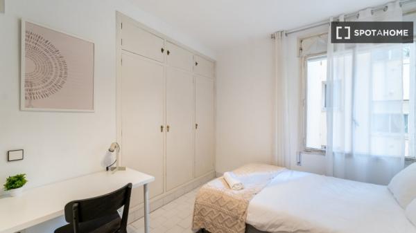 Quarto para alugar em apartamento de 11 quartos em Argüelles, Lisboa