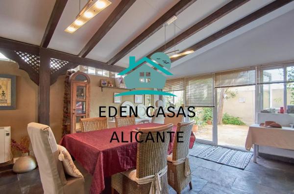 Chalet adosado en calle de Vall de Laguar, 2