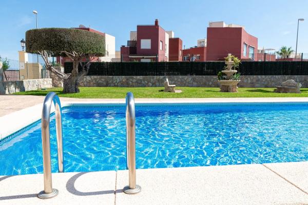 Chalet pareado en W6rg+63f Res. Las Filipinas, Spain s/n