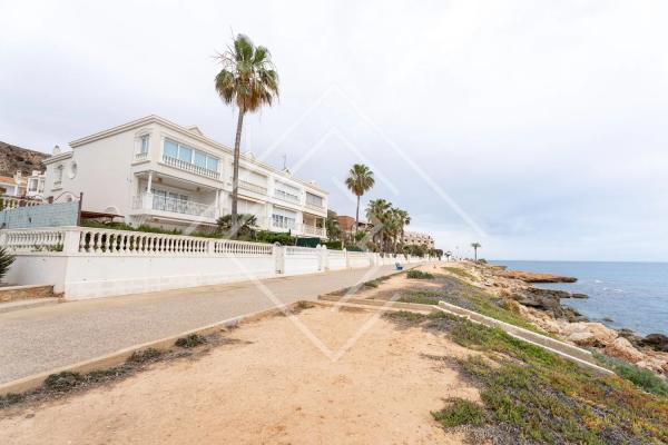 Chalet adosado en avenida de la Armada Española