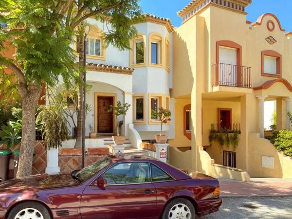 Chalet adosado en Urbanización la Alzambra, 3