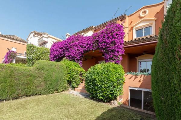 Chalet adosado en Urbanización la Alzambra