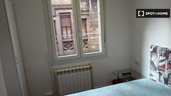 Aluga-se quarto em apartamento de 7 quartos em Abando, Bilbao