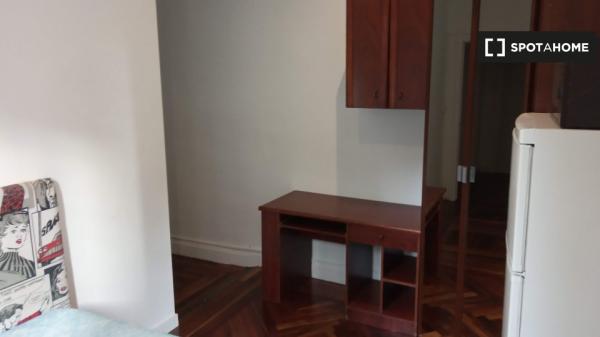 Aluga-se quarto em apartamento de 7 quartos em Abando, Bilbao