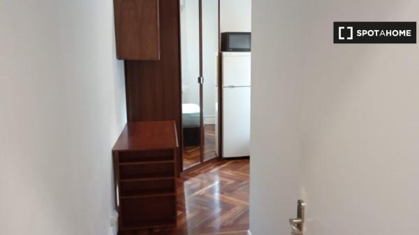 Aluga-se quarto em apartamento de 7 quartos em Abando, Bilbao