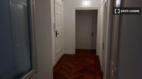 Aluga-se quarto em apartamento de 7 quartos em Abando, Bilbao