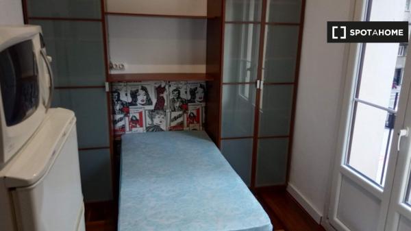 Aluga-se quarto em apartamento de 7 quartos em Abando, Bilbao