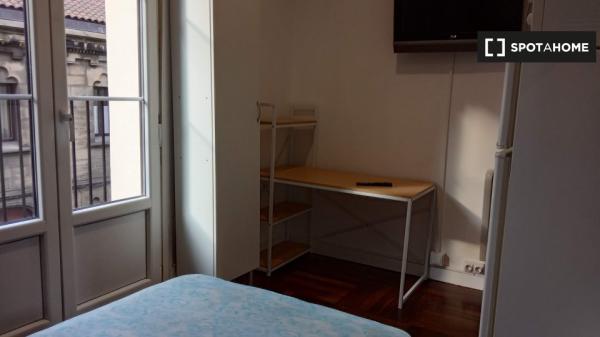 Aluga-se quarto em apartamento de 7 quartos em Abando, Bilbao