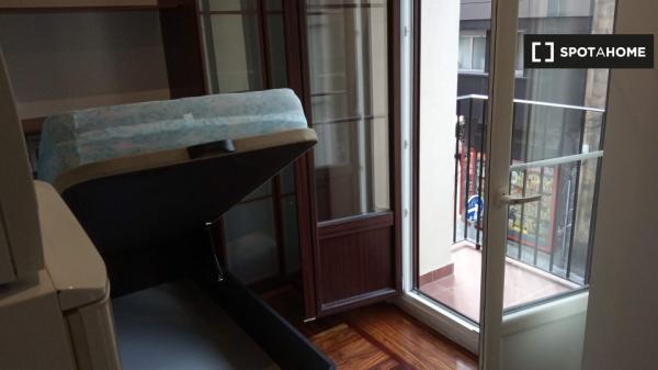 Aluga-se quarto em apartamento de 7 quartos em Abando, Bilbao