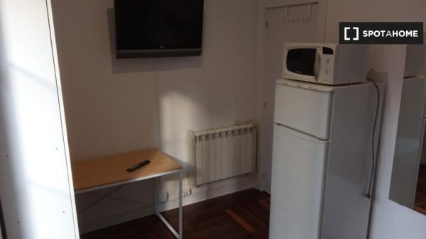 Aluga-se quarto em apartamento de 7 quartos em Abando, Bilbao