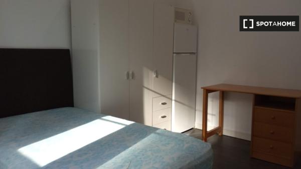 Aluga-se quarto em apartamento de 7 quartos em Abando, Bilbao