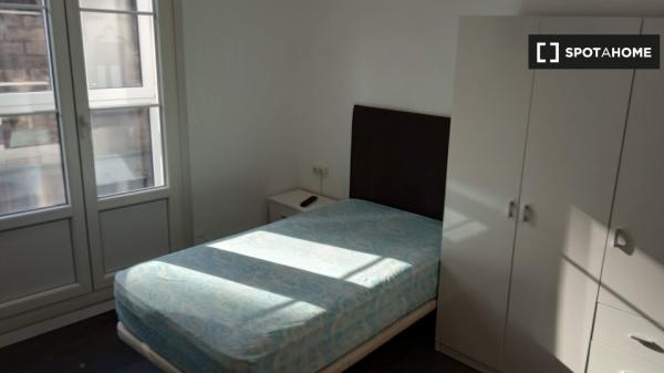 Aluga-se quarto em apartamento de 7 quartos em Abando, Bilbao