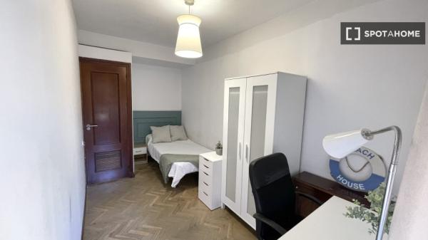 Room for rent in 10-bedroom apartment in Centro, Seville