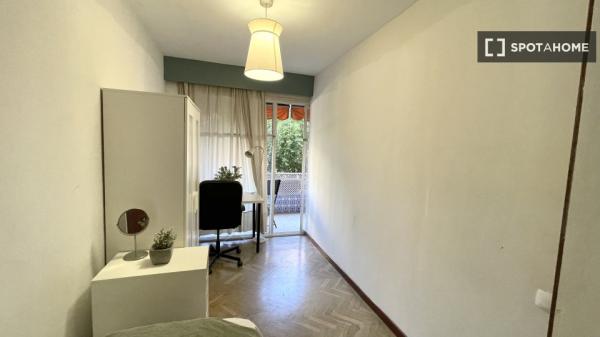 Room for rent in 10-bedroom apartment in Centro, Seville