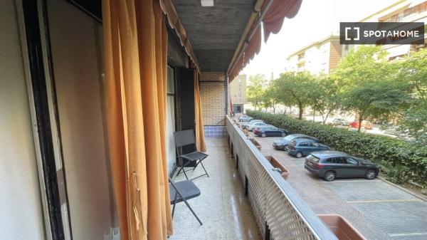 Room for rent in 10-bedroom apartment in Centro, Seville