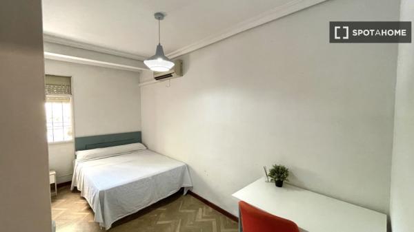 Room for rent in 10-bedroom apartment in Centro, Seville