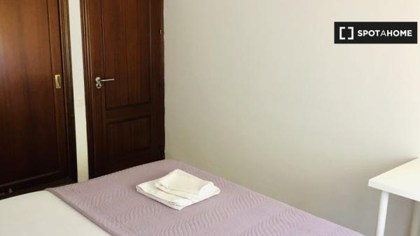 Room for rent in 10-bedroom apartment in Centro, Seville