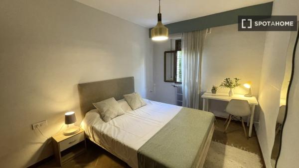 Room for rent in 10-bedroom apartment in Centro, Seville