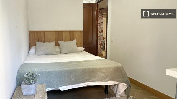 Room for rent in 10-bedroom apartment in Centro, Seville