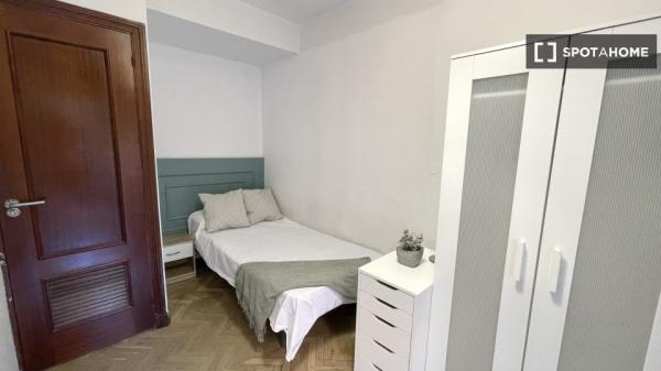 Room for rent in 10-bedroom apartment in Centro, Seville