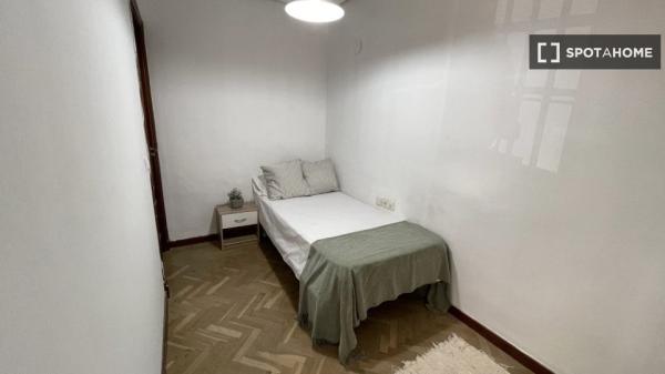 Room for rent in 10-bedroom apartment in Centro, Seville