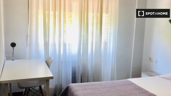 Room for rent in 10-bedroom apartment in Centro, Seville