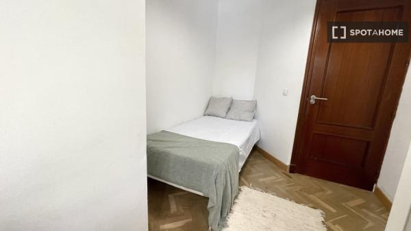 Room for rent in 10-bedroom apartment in Centro, Seville