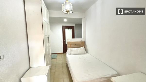 Room for rent in 10-bedroom apartment in Centro, Seville