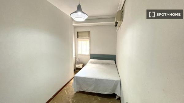 Room for rent in 10-bedroom apartment in Centro, Seville