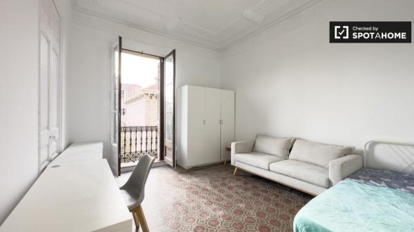 Room for rent in 6-bedroom apartment in Barcelona