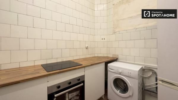 Room for rent in 6-bedroom apartment in Barcelona