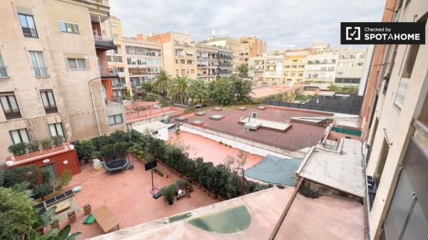 Room for rent in 6-bedroom apartment in Barcelona