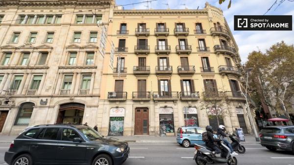 Room for rent in 6-bedroom apartment in Barcelona