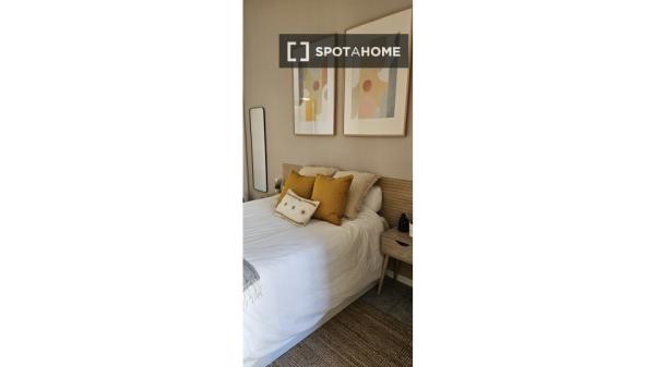 Room for rent in 9-bedroom apartment in Barcelona