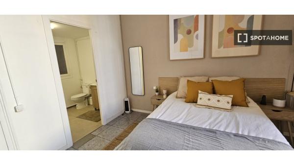 Room for rent in 9-bedroom apartment in Barcelona