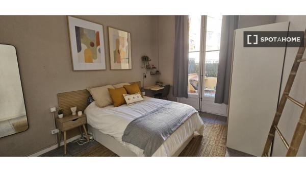 Room for rent in 9-bedroom apartment in Barcelona