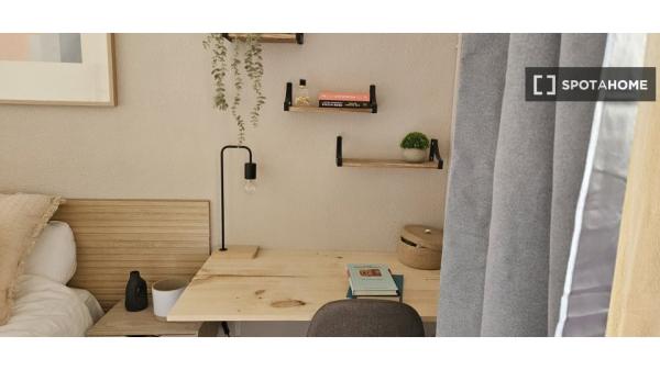 Room for rent in 9-bedroom apartment in Barcelona