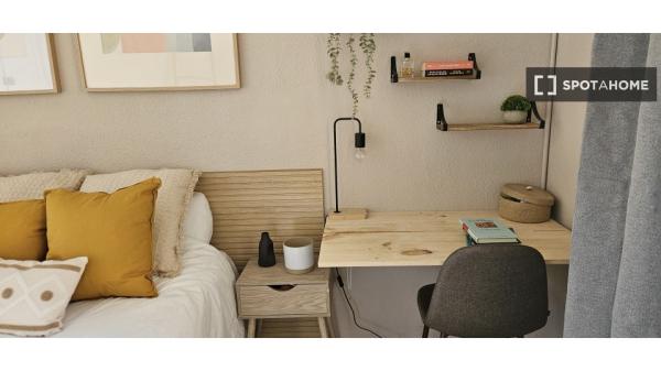 Room for rent in 9-bedroom apartment in Barcelona