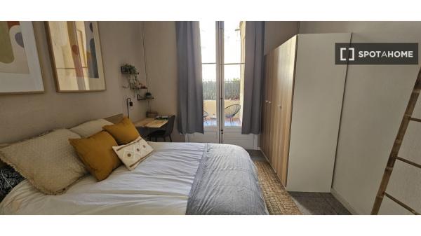 Room for rent in 9-bedroom apartment in Barcelona