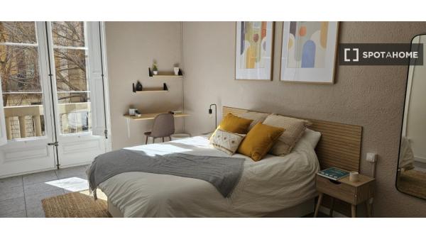 Room for rent in 9-bedroom apartment in Barcelona