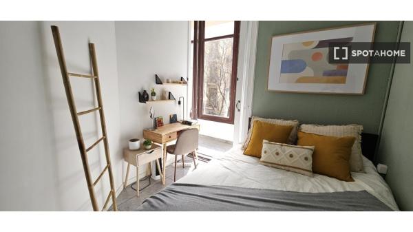 Room for rent in 9-bedroom apartment in Barcelona