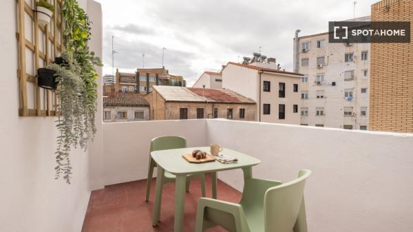 Room for rent in 5-bedroom apartment in Delicias, Zaragoza